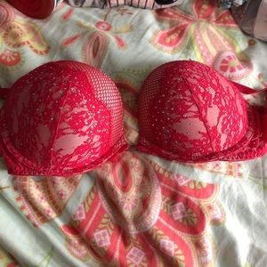 Red push up bra